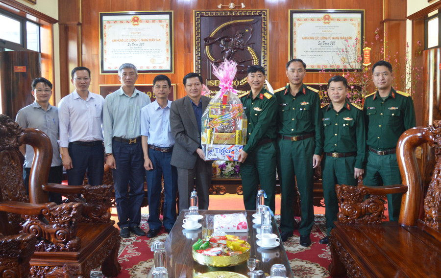 Phó Chủ tịch Thường trực HĐND tỉnh thăm, chúc Tết cán bộ, chiến sĩ Sư đoàn 320. Ảnh: Anh Huy