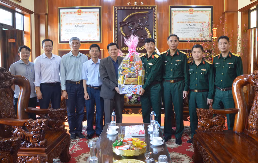 Phó Chủ tịch Thường trực HĐND tỉnh thăm, chúc Tết cán bộ, chiến sĩ Sư đoàn 320. Ảnh: Anh Huy
