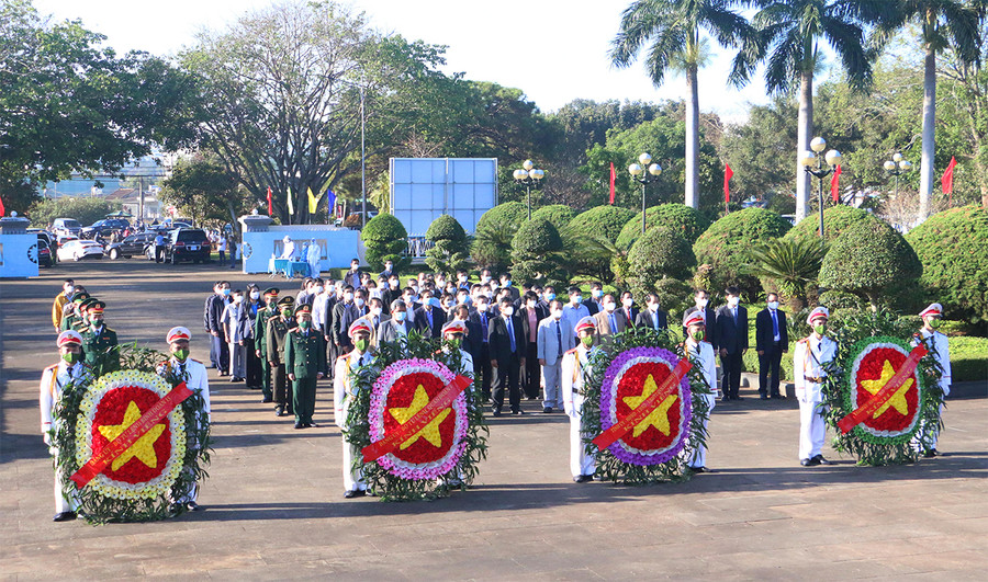 Đảng bộ, chính quyền và nhân dân các dân tộc Gia Lai dâng hoa, dâng hương các Anh hùng liệt sĩ tại Nghĩa trang Liệt sĩ tỉnh. Ảnh: Quang Tấn