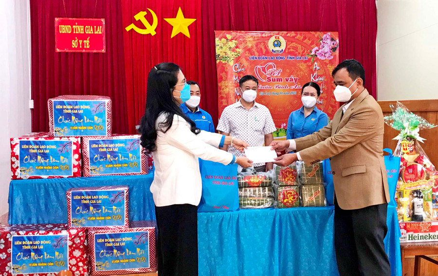 Bà Trần Lệ Nhung-Chủ tịch LĐLĐ tỉnh thông qua Sở Y tế gửi tặng quà cho lực lượng tuyến đầu chống dịch. Ảnh: Đinh Yến