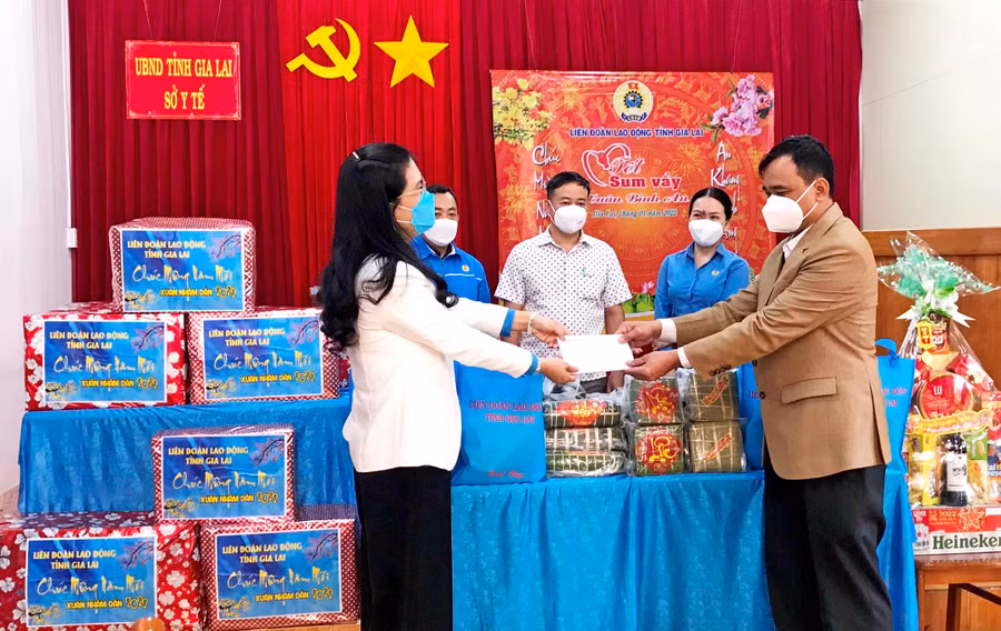 Bà Trần Lệ Nhung-Chủ tịch LĐLĐ tỉnh thông qua Sở Y tế gửi tặng quà cho lực lượng tuyến đầu chống dịch. Ảnh: Đinh Yến