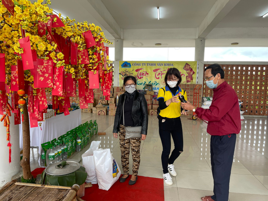 Sau khi mua sắm còn được hái lộc đầu năm để nhận thêm quà tặng. Ảnh: Nguyễn Tú
