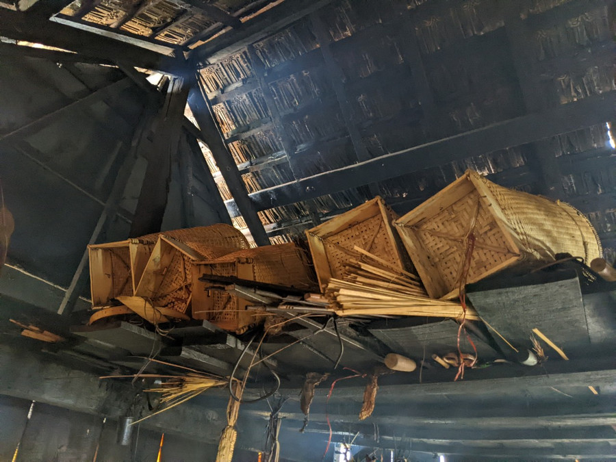 Những chiếc gùi được hong trên bếp để tăng thêm độ bền, đẹp. Ảnh: Nguyễn Tú