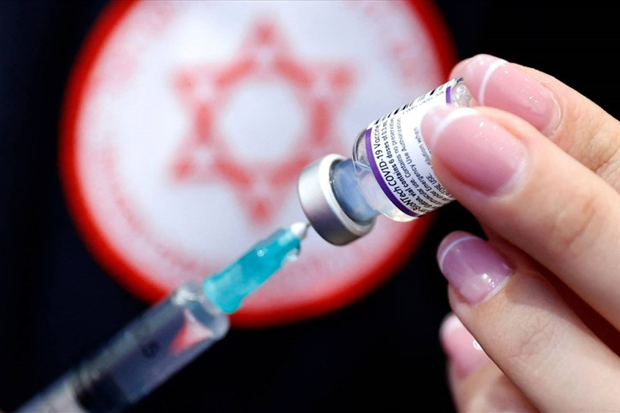 Tiêm vaccine COVID-19 tạo khả năng miễn dịch với virus. Ảnh: AFP