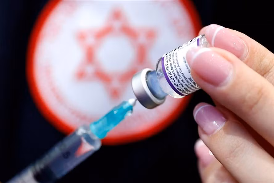 Tiêm vaccine COVID-19 tạo khả năng miễn dịch với virus. Ảnh: AFP