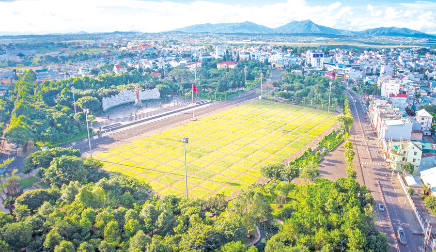 Quảng trường Đại Đoàn Kết (TP. Pleiku). Ảnh: Phan Nguyên Quảng trường Đại Đoàn Kết (TP. Pleiku). Ảnh: Phan Nguyên