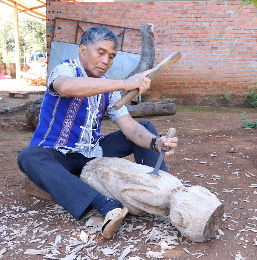 Sau khi hình khối bức tượng hoàn thành, các nghệ nhân sẽ dùng đục để đẽo những góc khuất, đường cong của bức tượng. Ảnh: Hồng Điệp/TTXVN