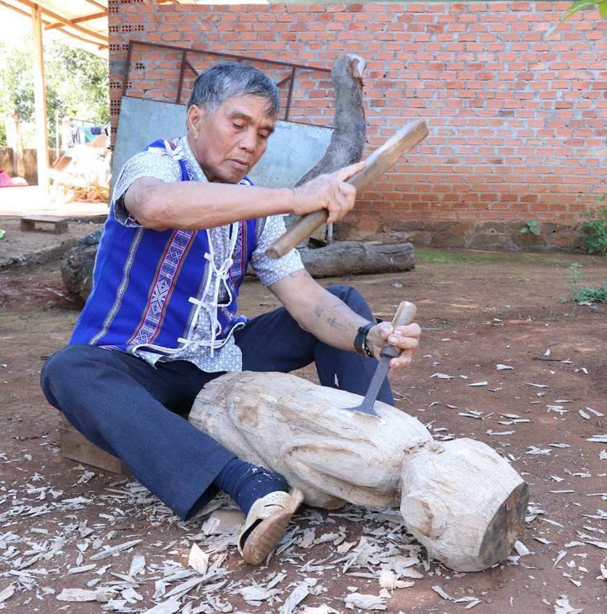 Sau khi hình khối bức tượng hoàn thành, các nghệ nhân sẽ dùng đục để đẽo những góc khuất, đường cong của bức tượng. Ảnh: Hồng Điệp/TTXVN Sau khi hình khối bức tượng hoàn thành, các nghệ nhân sẽ dùng đục để đẽo những góc khuất, đường cong của bức tượng. Ảnh: Hồng Điệp/TTXVN