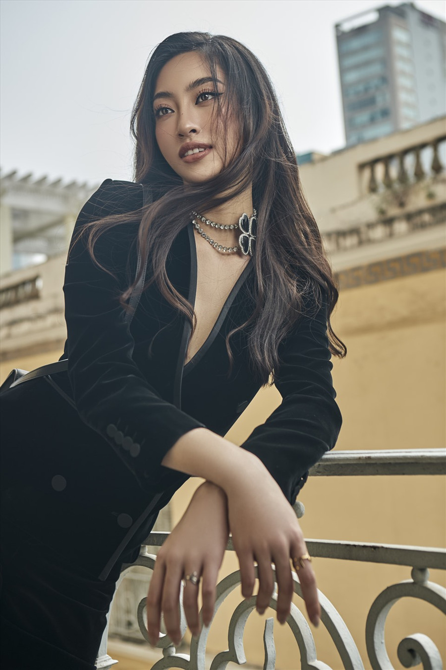 Mới đây, Hoa hậu Lương Thùy Linh tung bộ ảnh mới toanh cùng vẻ cuốn hút, sắc sảo. Lựa chọn sắc đen huyền bí, người đẹp cho thấy sự thời thượng khi phối cùng các phụ kiện cao cấp, tất cả đều đến từ thương hiệu YSL - thương hiệu do Rosé Blackpink làm đại sứ toàn cầu. Ảnh: Nhân Thành Phan. 