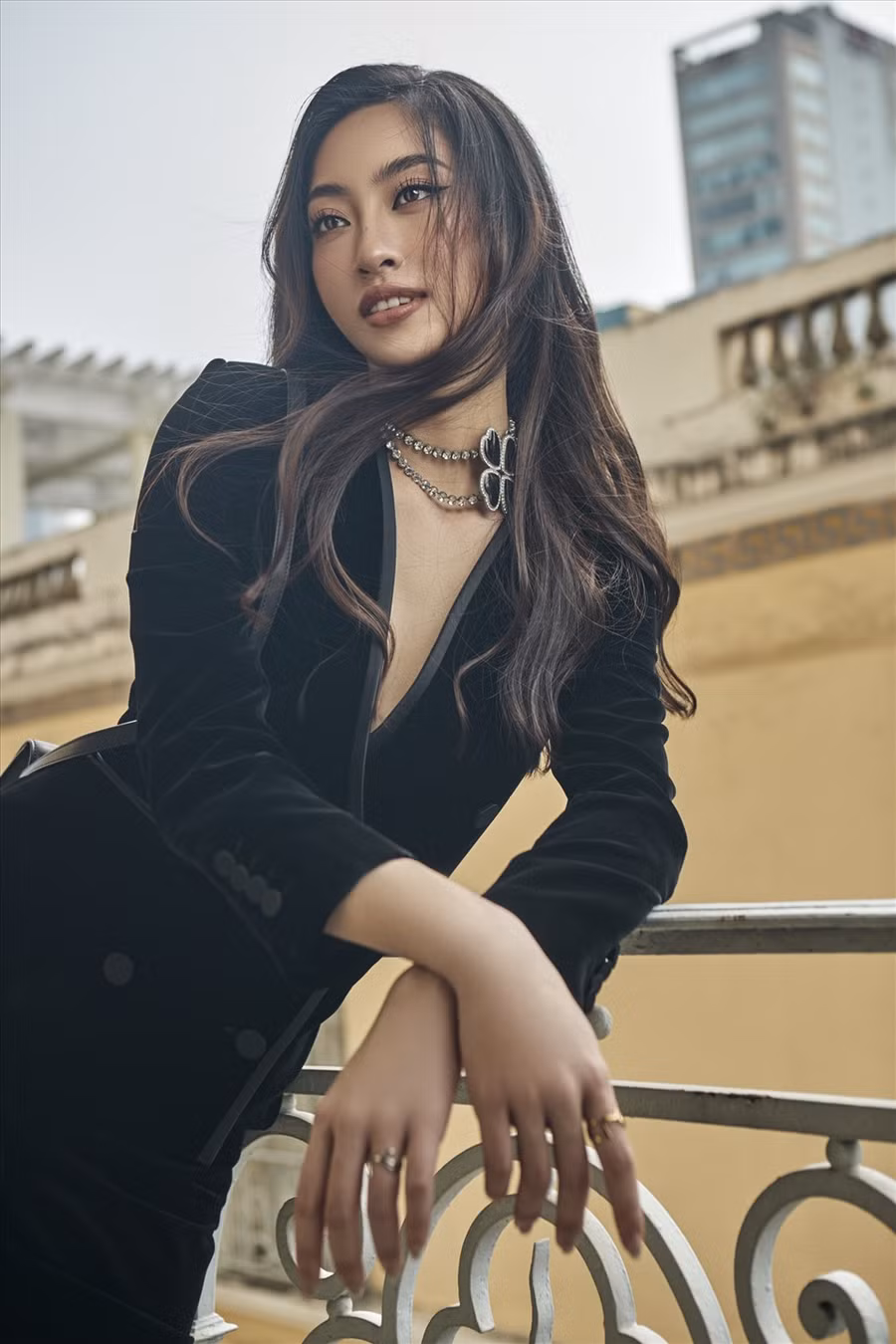 Mới đây, Hoa hậu Lương Thùy Linh tung bộ ảnh mới toanh cùng vẻ cuốn hút, sắc sảo. Lựa chọn sắc đen huyền bí, người đẹp cho thấy sự thời thượng khi phối cùng các phụ kiện cao cấp, tất cả đều đến từ thương hiệu YSL - thương hiệu do Rosé Blackpink làm đại sứ toàn cầu. Ảnh: Nhân Thành Phan. 