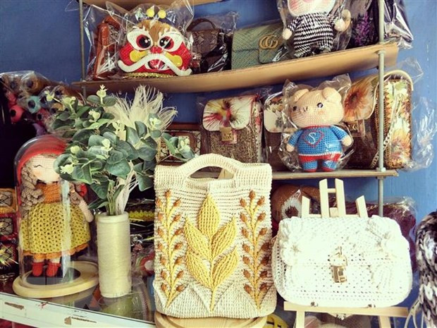 Các sản phẩm móc tay từ len của Lê Thanh Ái Nhi. (Ảnh: TTXVN phát) Các sản phẩm móc tay từ len của Lê Thanh Ái Nhi. (Ảnh: TTXVN phát)