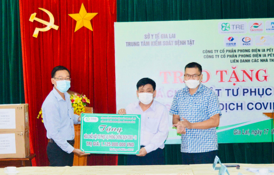 Công ty cổ phần Phong điện Ia Pết Đak Đoa Số Một và Công ty cổ phần Phong điện Ia Pết Đak Đoa Số Hai cùng liên danh các nhà thầu đã ủng hộ ctác phòng, chống dịch. Ảnh: Vũ Thảo