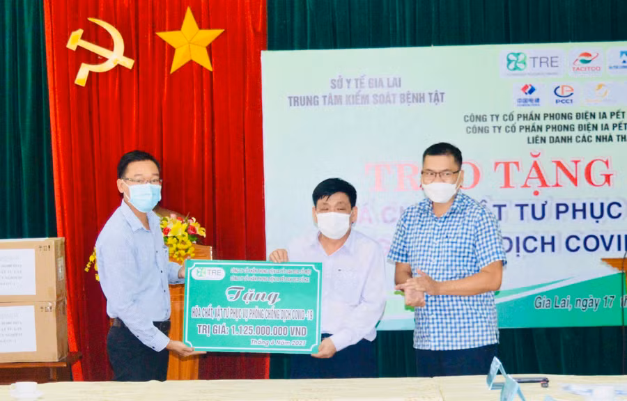 Công ty cổ phần Phong điện Ia Pết Đak Đoa Số Một và Công ty cổ phần Phong điện Ia Pết Đak Đoa Số Hai cùng liên danh các nhà thầu đã ủng hộ ctác phòng, chống dịch. Ảnh: Vũ Thảo