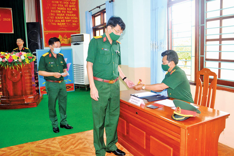 Cử tri Công ty 72 bỏ phiếu bầu đại biểu Quốc hội khóa XV và đại biểu HĐND các cấp nhiệm kỳ 2021-2026. Ảnh: Thiên Thanh Cử tri Công ty 72 bỏ phiếu bầu đại biểu Quốc hội khóa XV và đại biểu HĐND các cấp nhiệm kỳ 2021-2026. Ảnh: Thiên Thanh