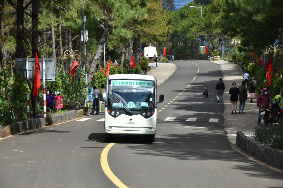 Với vẻ đẹp thơ mộng cùng không gian thoáng mát, khu du lịch Biển Hồ được nhiều gia đình trên địa bàn tỉnh chọn để tham quan, vui lễ. Ảnh: Đức Thụy 
