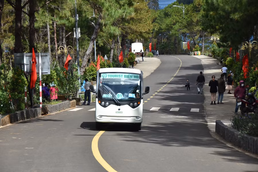 Với vẻ đẹp thơ mộng cùng không gian thoáng mát, khu du lịch Biển Hồ được nhiều gia đình trên địa bàn tỉnh chọn để tham quan, vui lễ. Ảnh: Đức Thụy 