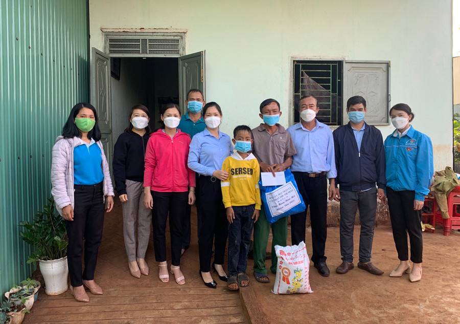 Đoàn thị trấn Chư Prông (huyện Chư Prông) phối hợp với các hội, đoàn thể tặng quà cho gia đình thiếu nhi có hoàn cảnh khó khăn. Ảnh: Phan Lài