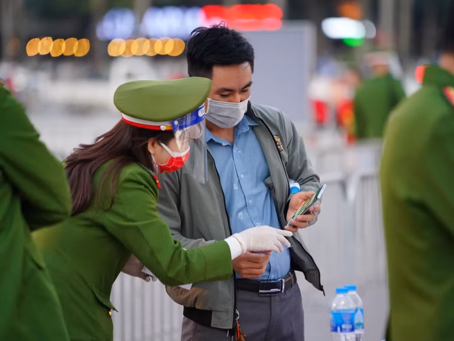  Khán giả vào sân phải khai báo y tế. Ảnh: ĐỘC LẬP