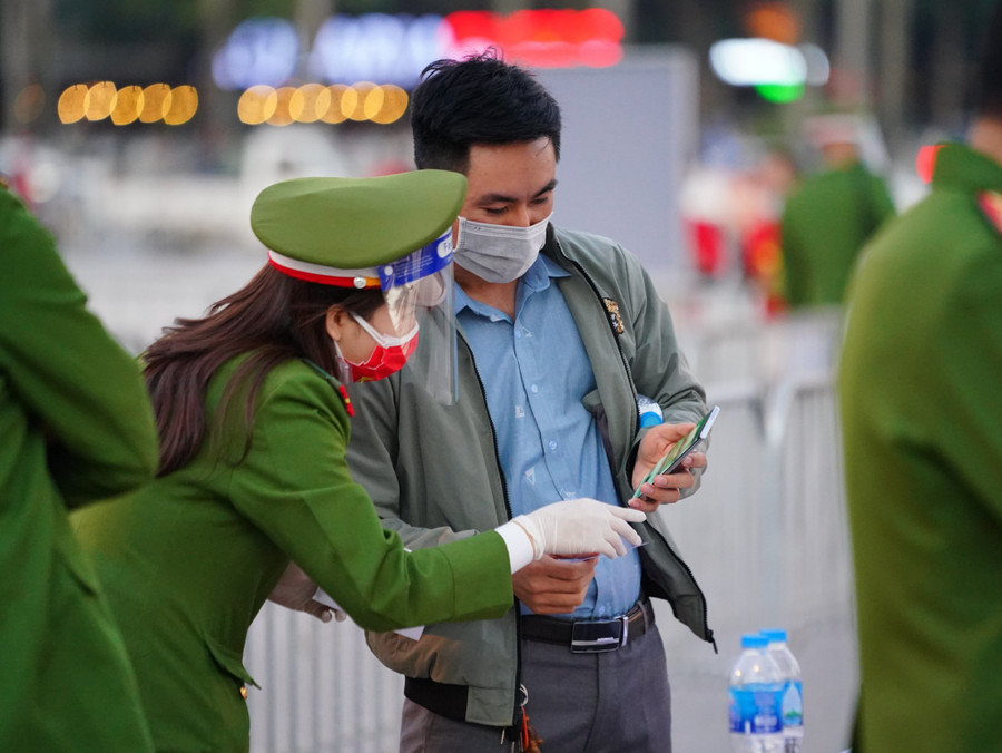 Khán giả vào sân phải khai báo y tế. Ảnh: Độc Lập Khán giả vào sân phải khai báo y tế. Ảnh: ĐỘC LẬP