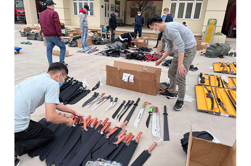 Hàng nghìn vũ khí thô sơ bị cơ quan chức năng thu giữ.