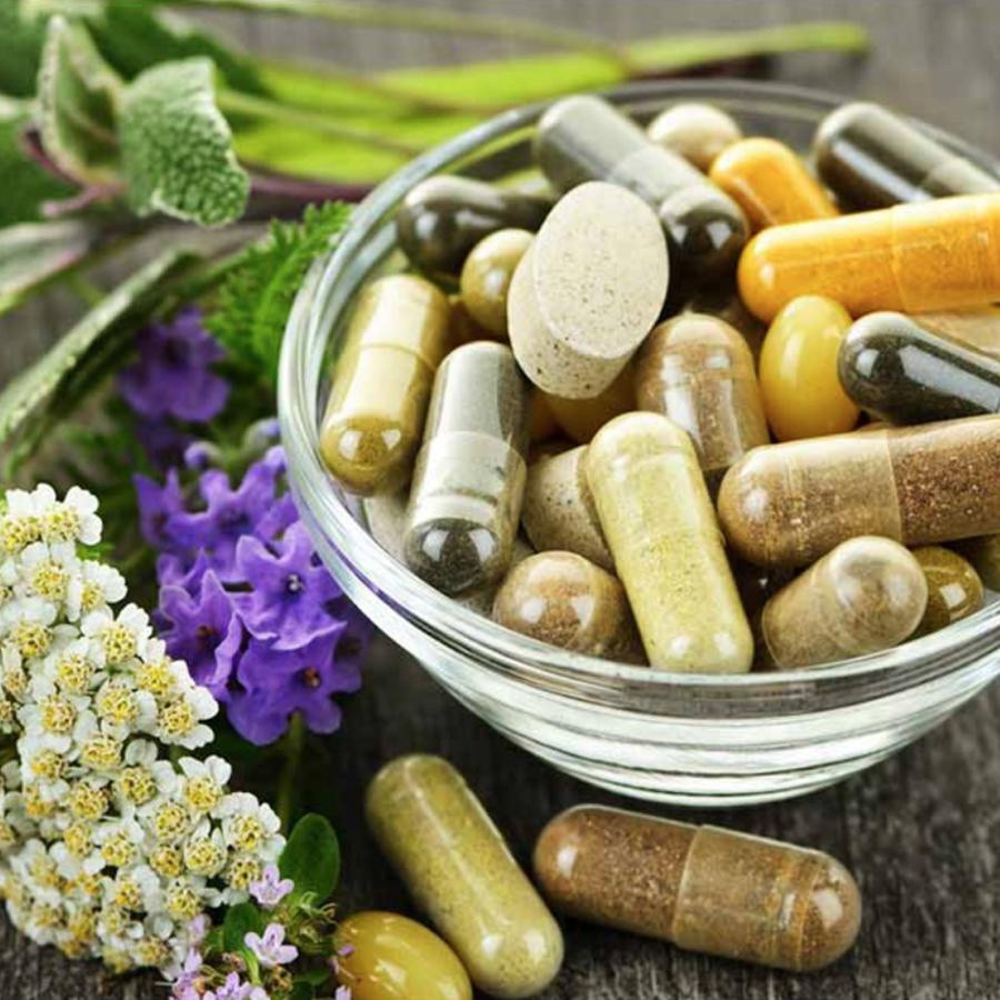Chớ lạm dụng thực phẩm bổ sung và thảo dược. Ảnh: Shutterstock