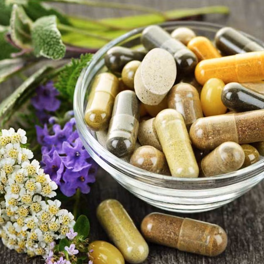 Chớ lạm dụng thực phẩm bổ sung và thảo dược. Ảnh: Shutterstock