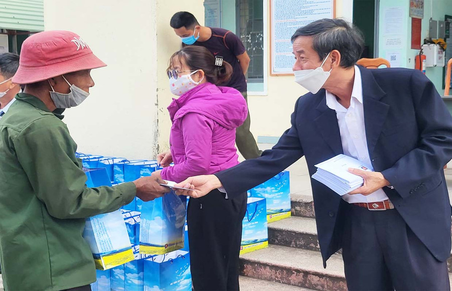 Đại diện lãnh đạo Công ty tặng quà cho người dân thị trấn Kông Chro. Ảnh: Anh Huy