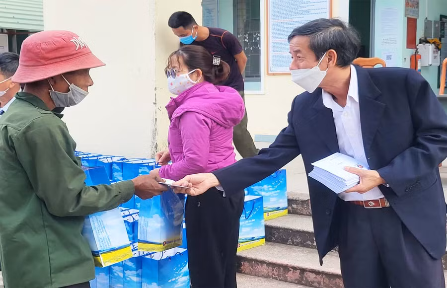 Đại diện lãnh đạo Công ty tặng quà cho người dân thị trấn Kông Chro. Ảnh: Anh Huy