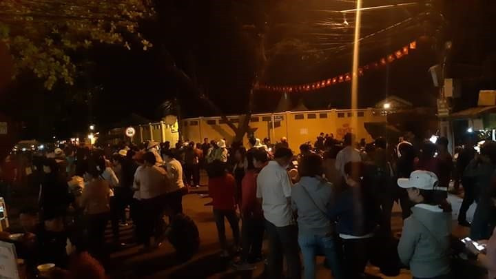 Sau đêm Giao thừa, mọi người đến đình, chùa thắp hương đầu năm và hái một nhánh cây non mang về. Ảnh: LĐO