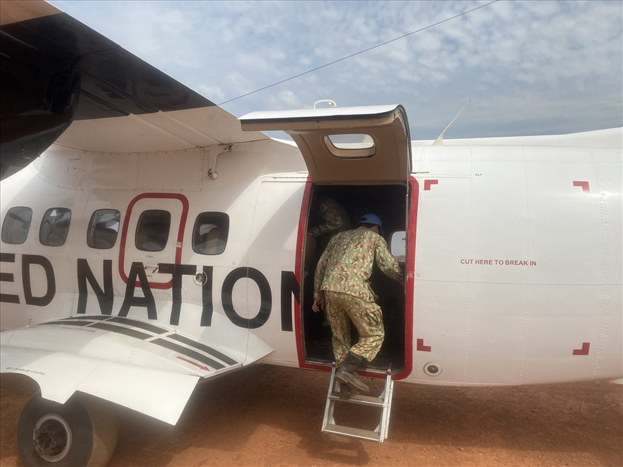 Đội AMET của Bệnh viện Dã chiến cấp 2 số 3 Việt Nam đã đi chuyến bay đặc biệt cấp cứu và vận chuyển bệnh nhân COVID-19 ở Nam Sudan. Ảnh: BVDC 2.3