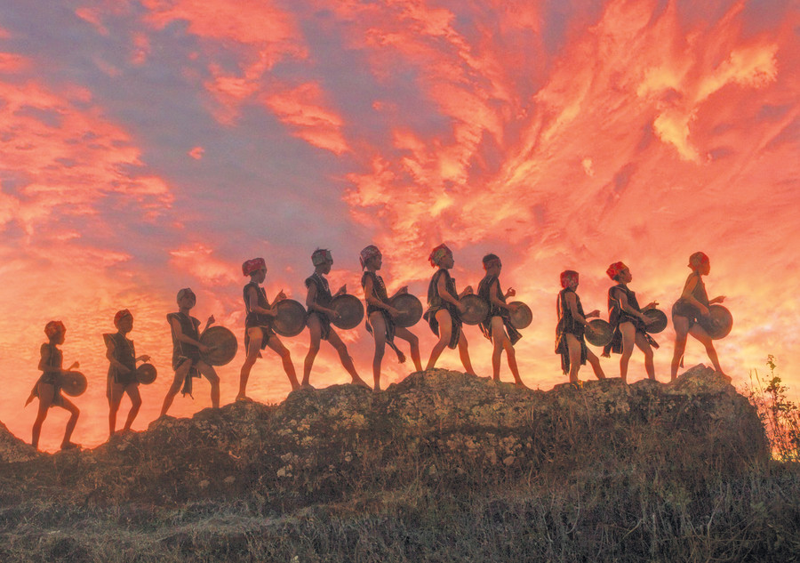 Tiếp nối. Ảnh: Hoàng Quốc Vĩnh Tiếp nối. Ảnh: Hoàng Quốc Vĩnh