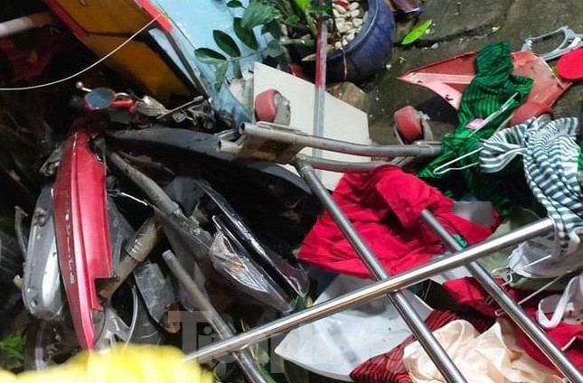 Một chiếc xe máy bị kéo lê Một chiếc xe máy bị kéo lê