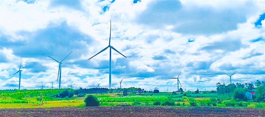 Những dự án điện gió không chỉ đem lại nguồn thu ngân sách mà còn góp phần tạo cảnh quan đẹp mắt, góp phần phát triển du lịch cho địa phương. Ảnh: Hồng Thi