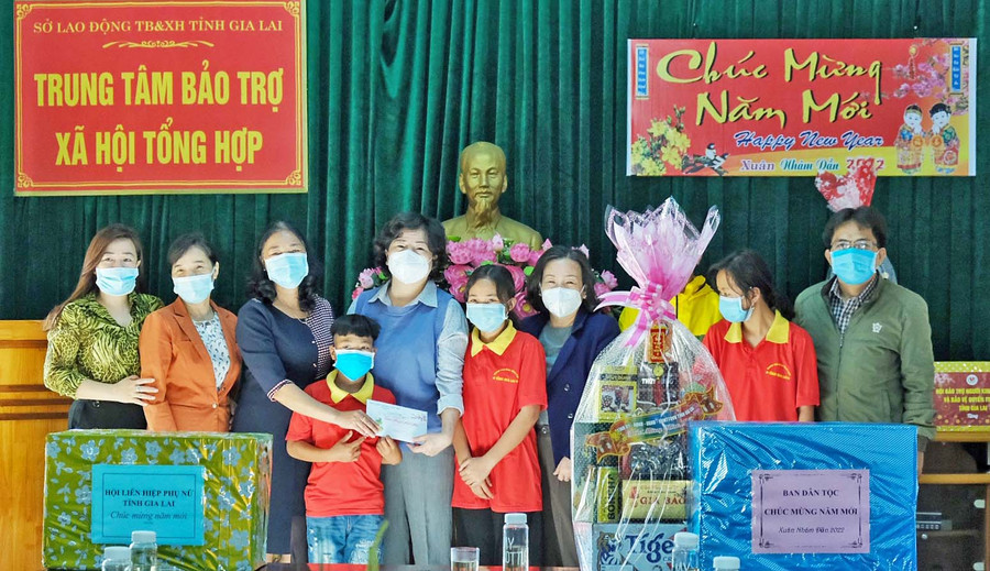 Đoàn công tác thăm, chúc Tết Trung tâm Bảo trợ xã hội tổng hợp tỉnh. Ảnh: Hoàng Ngọc