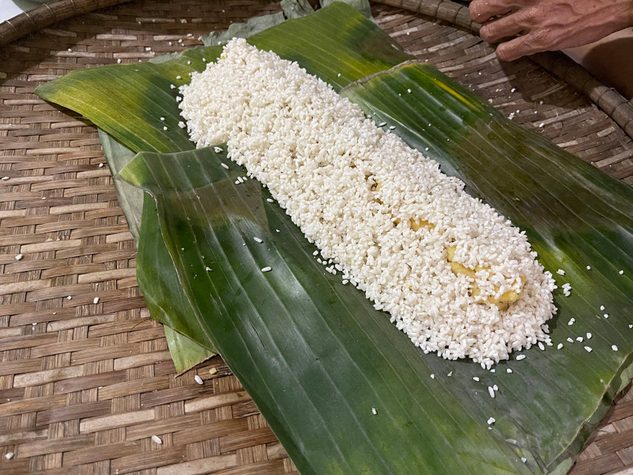 Lá chuối xanh ngoài vườn, nếp thơm, đậu xanh và thịt heo mỡ hoà quyện với nhau tạo thành mùi vị bánh tét thơm ngon, đậm đà. Ảnh: Hoa Nữ