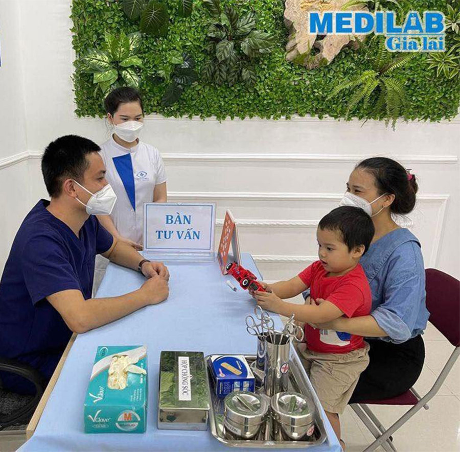 Nhân viên y tế tư vấn tiêm chủng cho khách hàng. Các nhân viên y tế tư vấn tiêm chủng cho khách hàng.