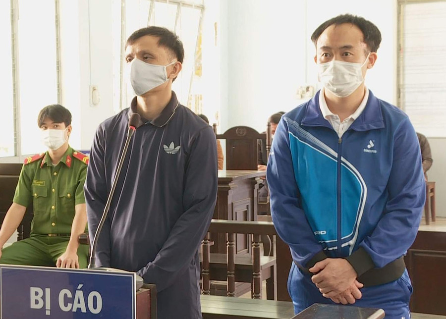 Hai bị cáo tại phiên tòa. Ảnh: Hoàng Bình 