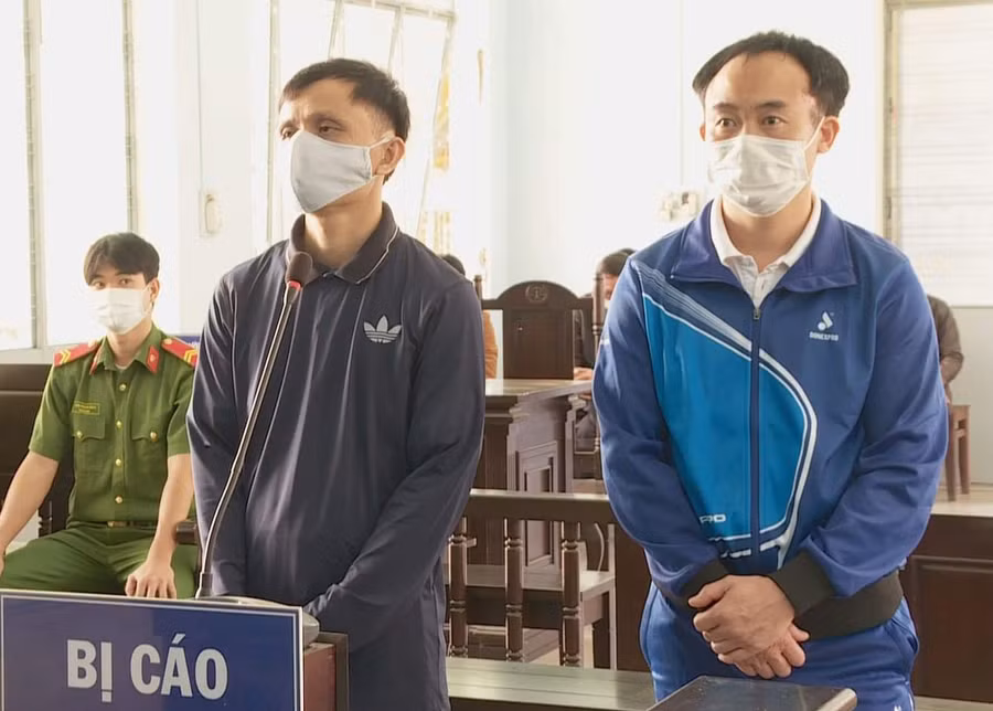 Hai bị cáo tại phiên tòa. Ảnh: Hoàng Bình 
