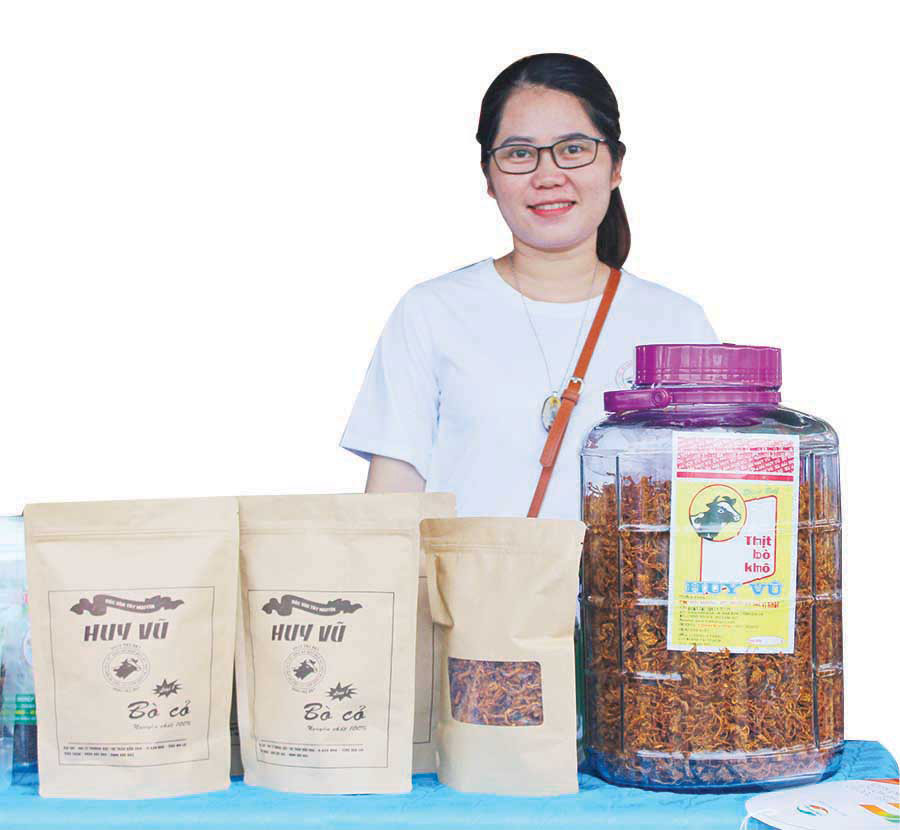 Sản phẩm bò khô Huy Vũ (huyện Đak Đoa) được giới thiệu tại Tuần lễ Đồi cỏ hồng năm 2017. Ảnh: Nguyễn Diệp Sản phẩm bị khô Đak Đoa được giới thiệu tại tuần lễ đồi cỏ hồng năm 2017. Ảnh: Nguyễn Diệp