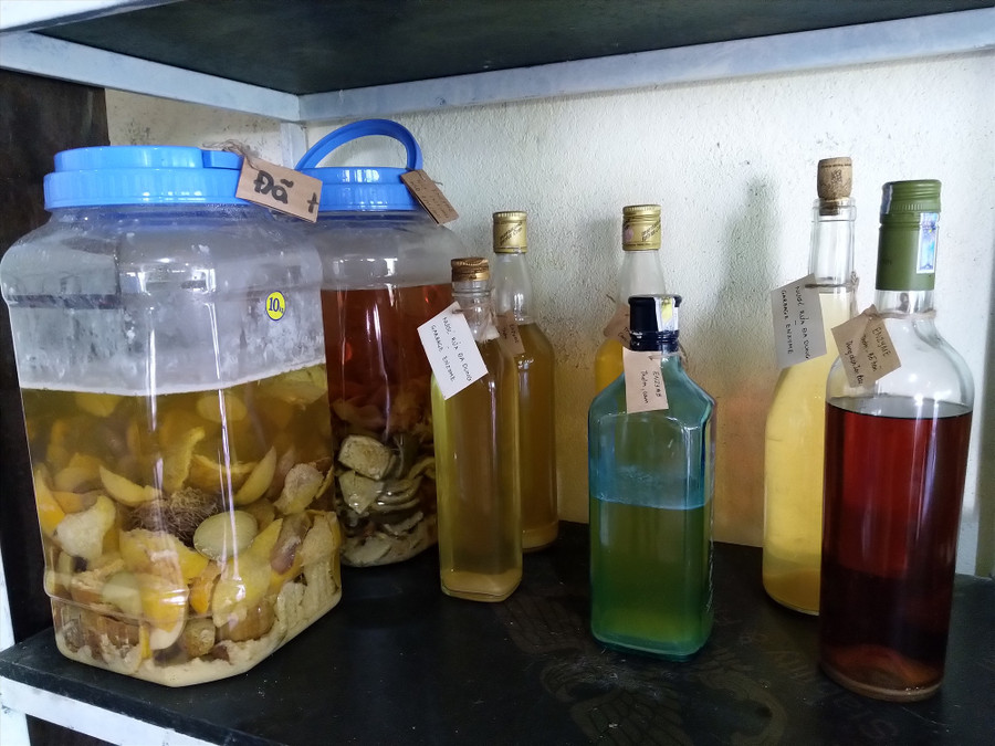 Những sản phẩm tẩy rửa được điều chế tự nhiên từ vỏ trái cây, rau quả. Ảnh: T.B.T Những sản phẩm tẩy rửa được điều chế tự nhiên từ vỏ trái cây, rau quả. Ảnh: T.B.T