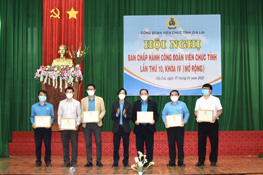 Công đoàn Viên chức tỉnh tặng giấy khen cho các công đoàn cơ sở có thành tích xuất sắc trong các phong trào thi đua do Ban Thường vụ Công đoàn Viên chức tỉnh phát động năm 2021. Ảnh: Phan Lài