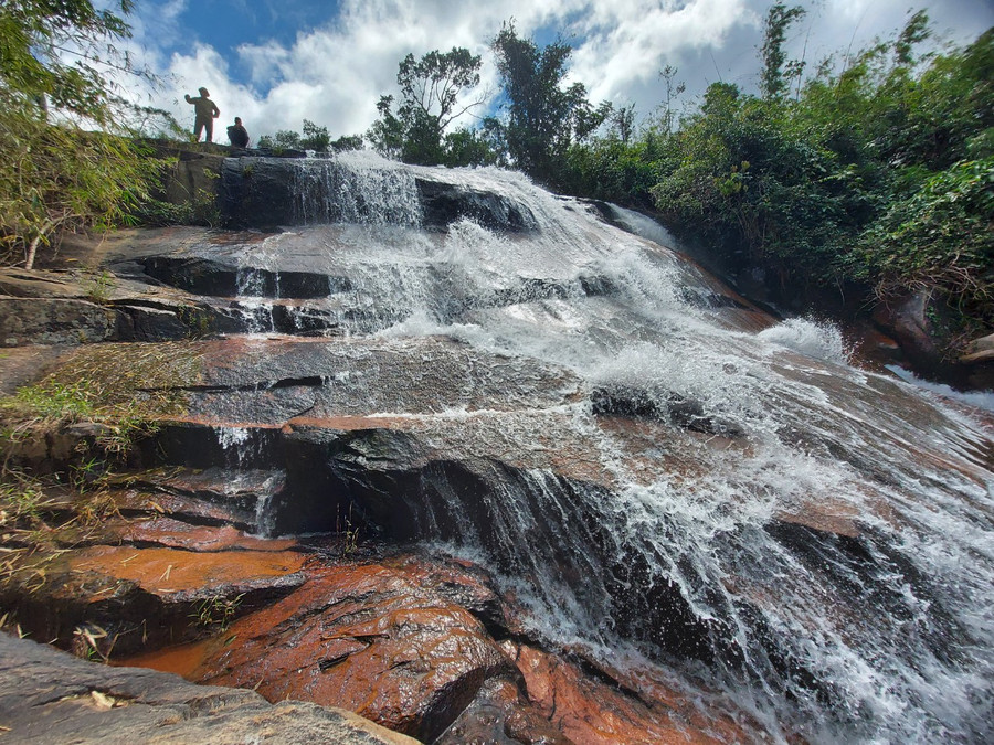 Nước tràn qua đá đổ xuống hạ nguồn tạo hình ảnh đẹp mắt. Ảnh: Thiên Di