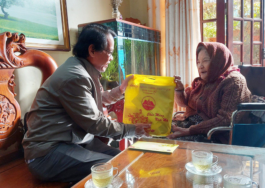  Phó Bí thư Thành ủy Pleiku Trần Xuân Quang thăm, chúc Tết gia đình bà Huỳnh Thị Phượng. Ảnh: Thiên Di