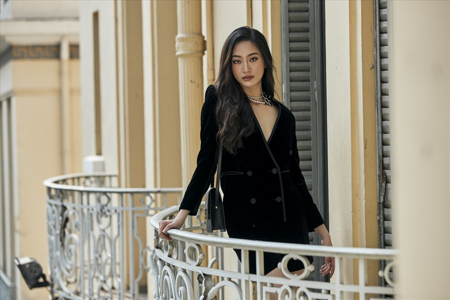 Với biểu cảm gương mặt, cách tạo dáng thần thái trong bộ ảnh, Hoa hậu Lương Thùy Linh cho thấy sự chín chắn sau 2 năm đăng quang. Cô nàng dường như đã định hình được phong cách thời trang cá nhân ấn tượng, mang đậm dấu ấn riêng. Ảnh: Nhân Thành Phan. 