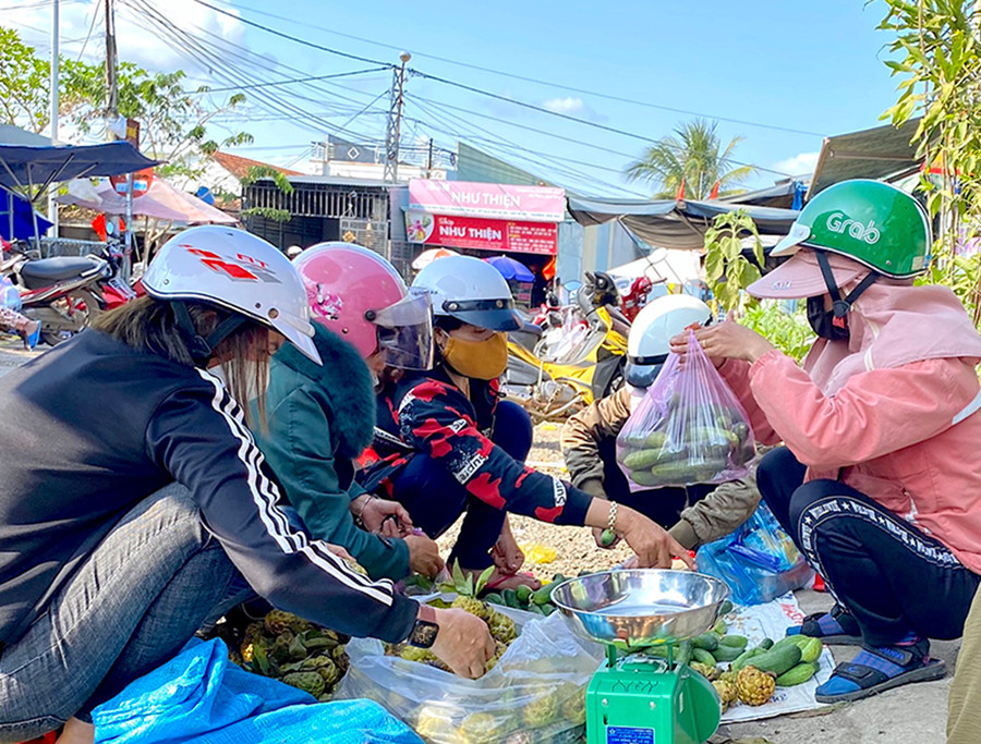Mặt hàng rau, củ, quả vẫn được nhiều người chọn mua trong buổi chợ chiều cuối năm. Ảnh: Mộc Trà Mặt hàng rau, củ, quả vẫn được nhiều người chọn mua trong buổi chợ chiều cuối năm. Ảnh: Mộc Trà
