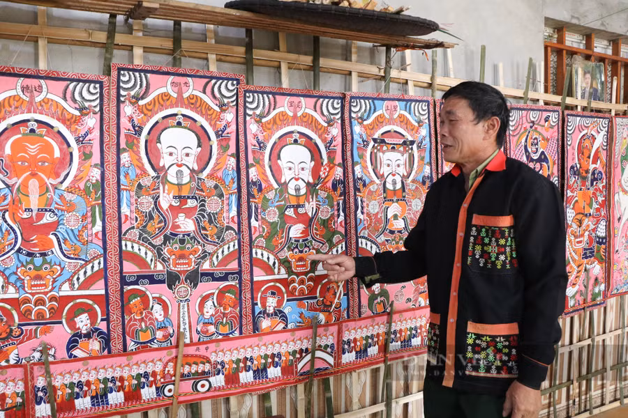 Không phải gia đình nào cũng được treo các bộ tranh Tam Thanh, Hành Sư trong dịp Tết. Ảnh Thanh Tuấn