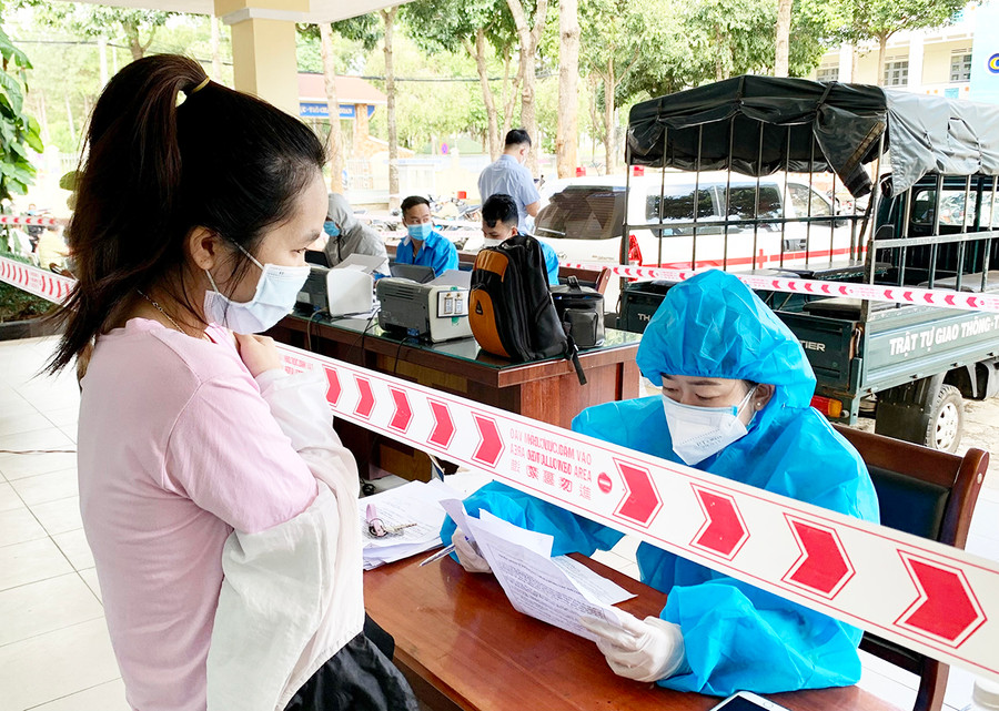 Người dân khai báo y tế trước khi tiêm vắc xin phòng Covid-19 tại điểm tiêm phường Hội Thương, TP. Pleiku. Ảnh: Như Nguyện Người dân khai báo y tế trước khi tiêm vắc xin phòng Covid-19 tại điểm tiêm phường Hội Thương, TP.Pleiku. Ảnh: Như Nguyện
