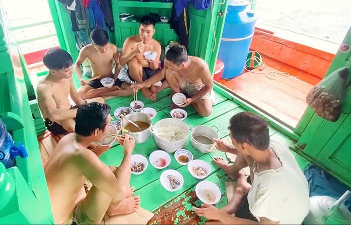 Bữa cơm trên tàu của các ngư dân làng biển Nghĩa An.