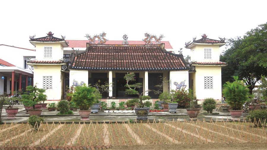 Trên mặt đất kinh thành xưa giờ chỉ còn những ngôi đình, chùa cổ, những con đường lát đá men theo hồ nước quanh làng, những dòng sông cạn nước...