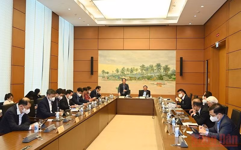 Quang cảnh phiên thảo luận ở tổ 3. (Ảnh: Duy Linh)